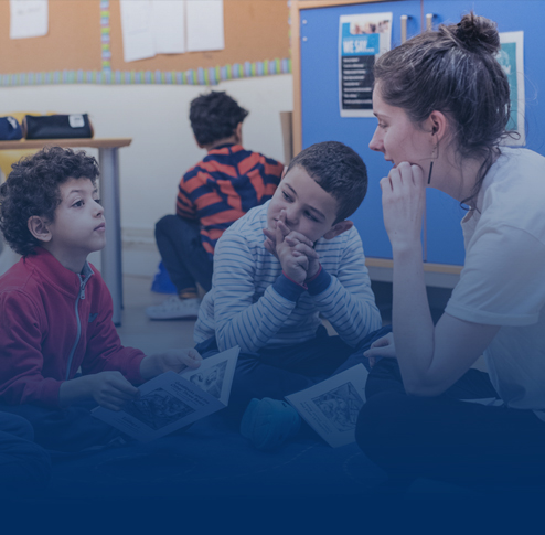 Des étudiants de l'école bilingue de Paris parlent avec une enseignante