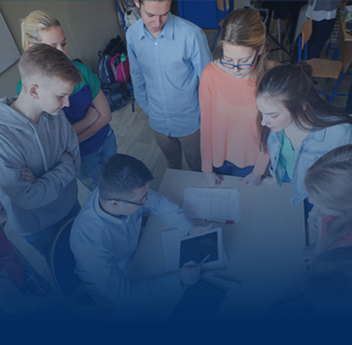 Des élèves se rassemblent autour d'un enseignant de l'école bilingue