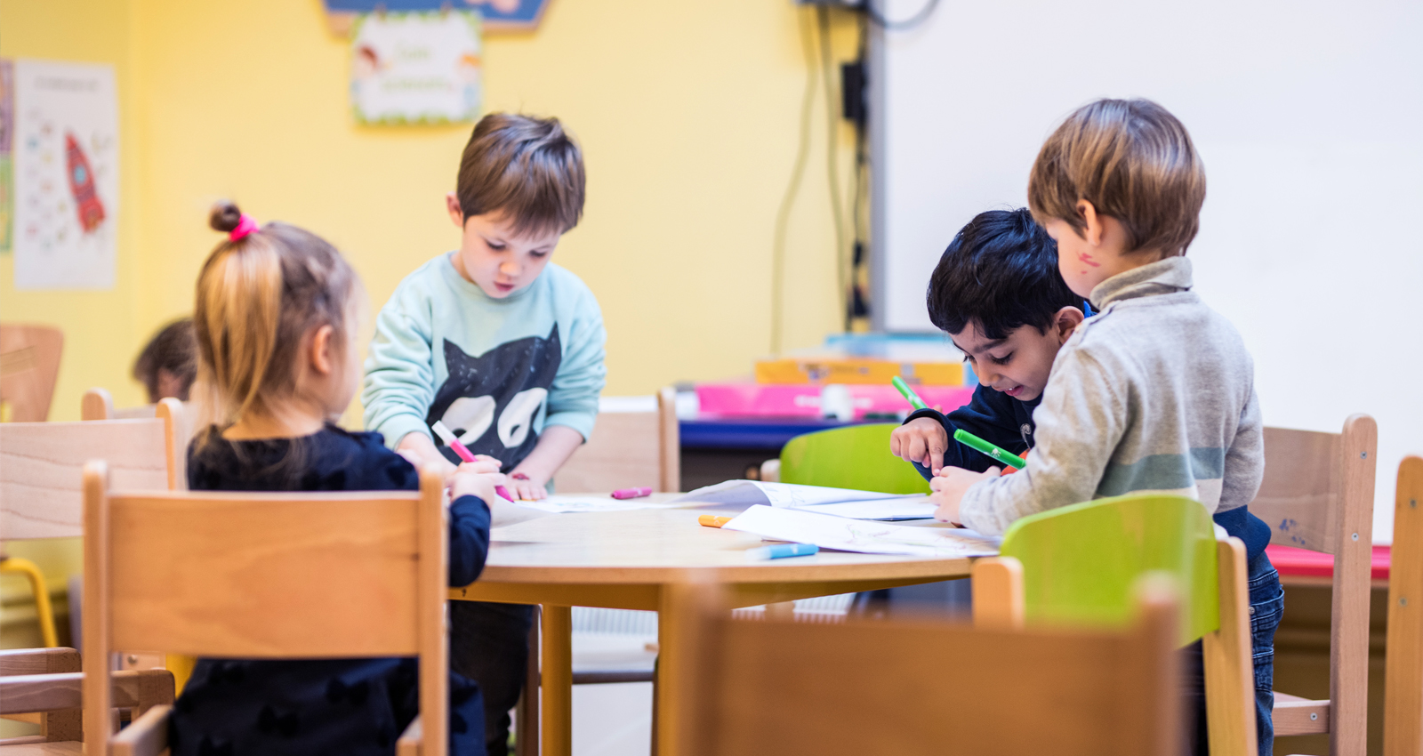 Young children are coloring during the wednesday club