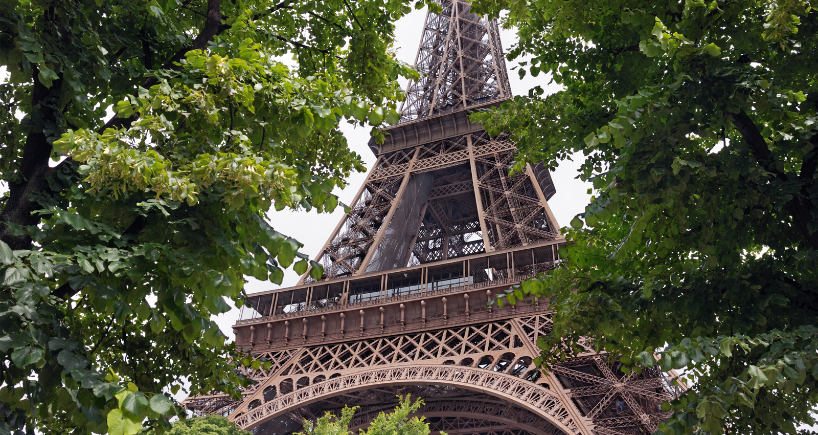 La tour Eiffel derrière de Paris en France