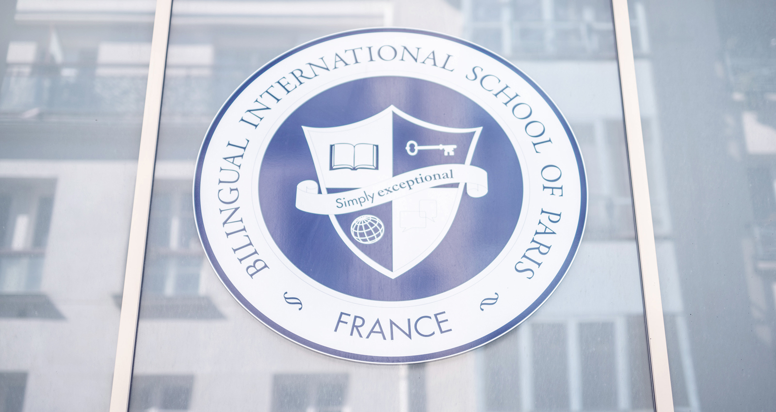 Le logo de BISP, l'école bilingue international de Paris, sur une fenêtre