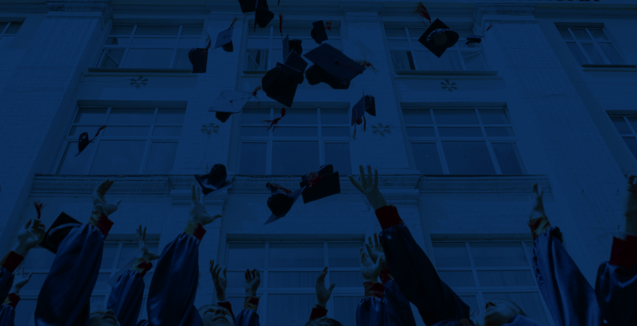 Des étudiants lancent leurs chapeaux pour fêter la remise des diplômes