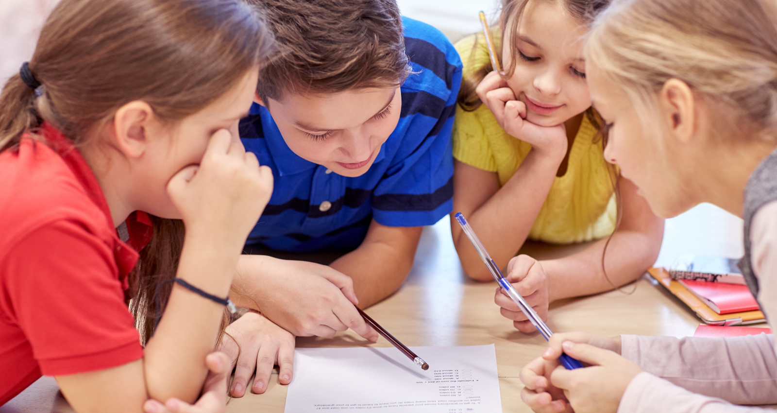 Quatres étudiants de l'école bilingue internationale de Paris dans une classe