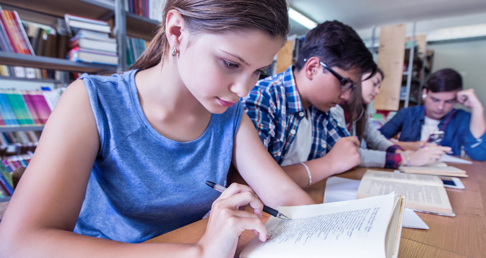 Des étudiants pendant un cours bilingue dans une classe