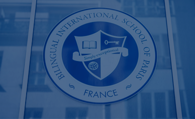 Logo sur le bâtiment de l'école bilingue internationale de Paris