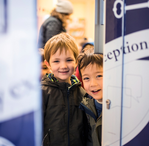 Deux jeunes enfants dans l'école bilingue de BISP sur Paris