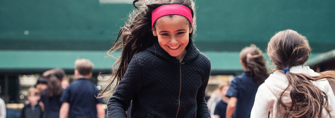 Jeune élève de l'école bilingue de paris en train de courir