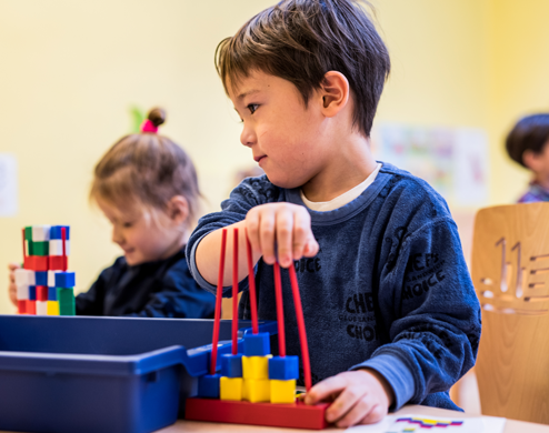 Un jeune étudiant de l'école bilingue pendant une activité pratique