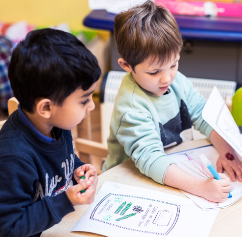 enfants de la maternelle bilingue étudiant et jouant ensembles