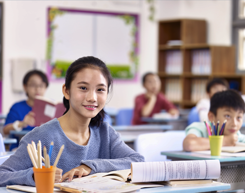 Des collégiens qui suivent un cours de mathématique à BISP